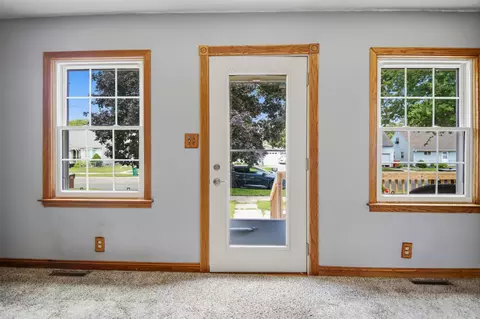 Entry Way - 904 14th Ave SE, Austin, MN 55912 photo 1 of 2