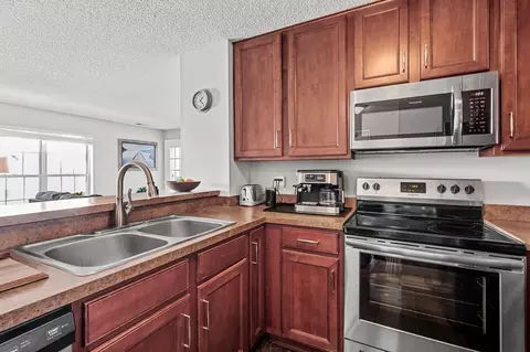 6020 Chasewood Pkwy #203, Minnetonka, MN 55343