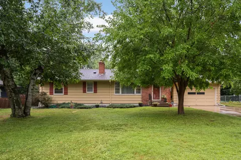 218 W Park Rd, Hopkins, MN 55343
