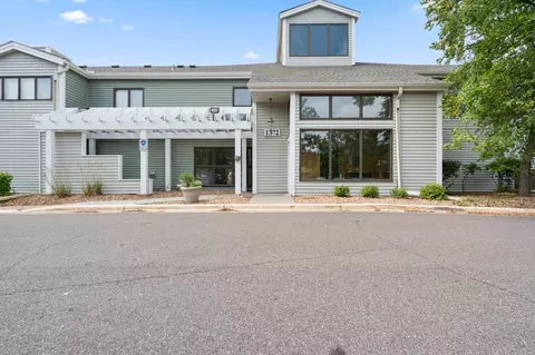 1372 Carling Dr #306, Saint Paul, MN 55108