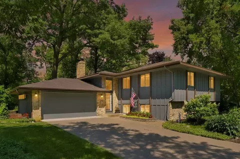 12808 Woodview Ln, Burnsville, MN 55337
