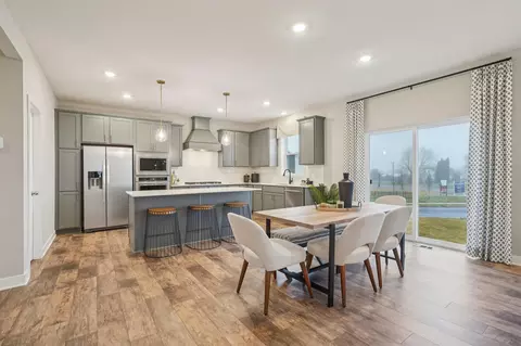 1595 Creekside Dr, Shakopee, MN 55379