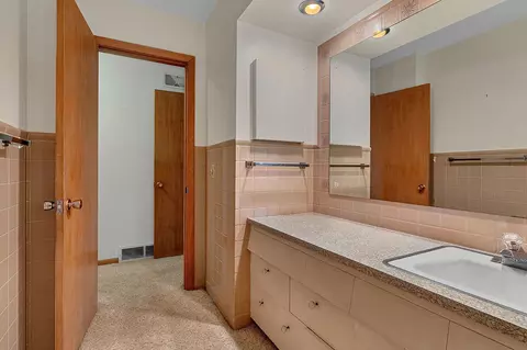 Bath - 10 Allendale Dr, Saint Cloud, MN 56301 photo 2 of 3