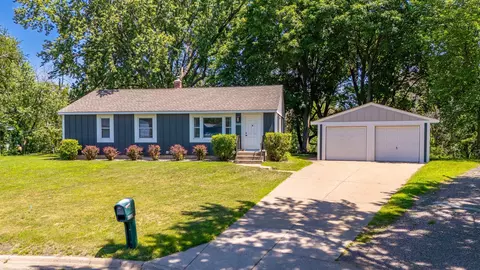 6332 Oak Knoll Plz, Woodbury, MN 55125