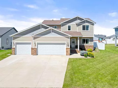 2420 Harbor Ln, West Fargo, ND 58078