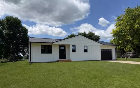 1050 Bluff St NE, Hutchinson, MN 55350