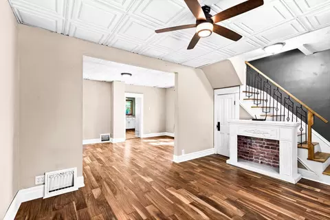 Living - 523 1st St, Duluth, MN 55810 photo 2 of 4