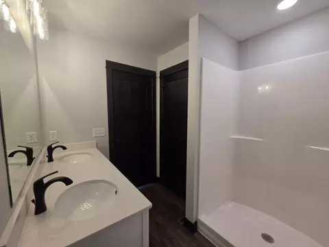 Bath - 1110 Cullen St, Saint Peter, MN 56082 photo 10 of 11