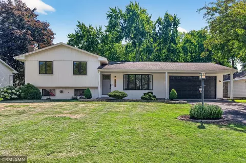 2265 Lamplight Dr, Woodbury, MN 55125