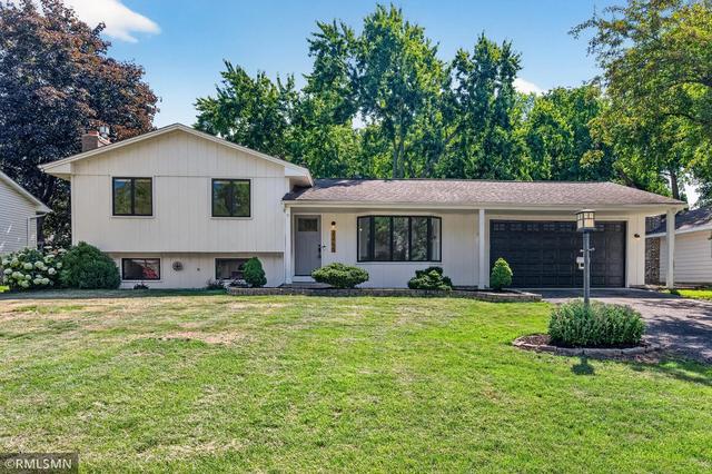 2265 Lamplight Dr, Woodbury, MN 55125