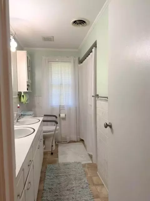 Bath - 830 6th St, Windom, MN 56101 photo 2 of 3