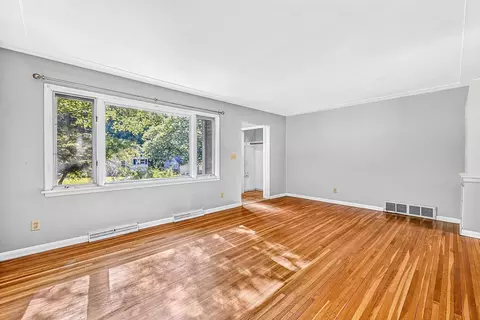 Living - 1319 Brainerd Ave, Duluth, MN 55811 photo 2 of 4