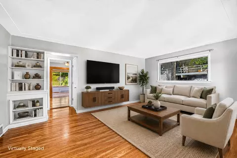 Living - 1319 Brainerd Ave, Duluth, MN 55811 photo 3 of 4
