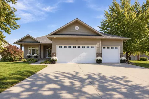 868 32nd St S, Moorhead, MN 56560