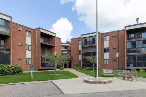 1800 Riverwood Dr #301, Burnsville, MN 55337