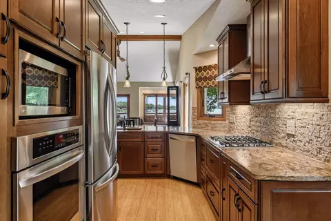 Kitchen - 1824 Commerce Blvd, Mound, MN 55364 photo 6 of 8