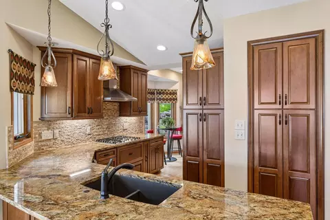Kitchen - 1824 Commerce Blvd, Mound, MN 55364 photo 3 of 8