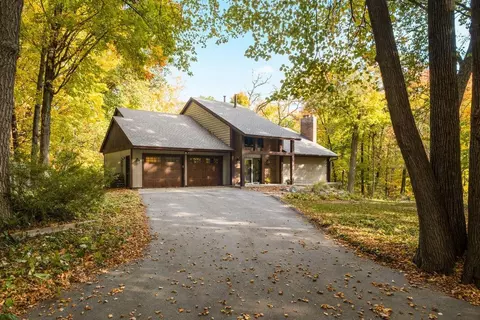 606 Carver Beach Rd, Chanhassen, MN 55317