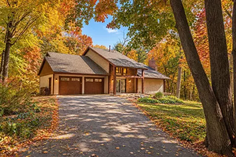 606 Carver Beach Rd, Chanhassen, MN 55317
