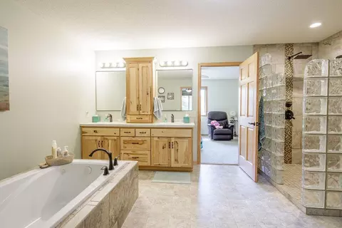 Bath - 3807 N Eagle Rd, Willmar, MN 56201 photo 6 of 9