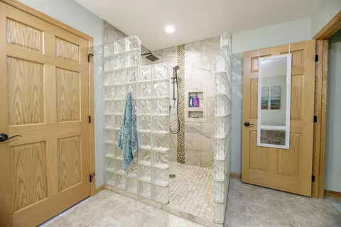 Bath - 3807 N Eagle Rd, Willmar, MN 56201 photo 4 of 9
