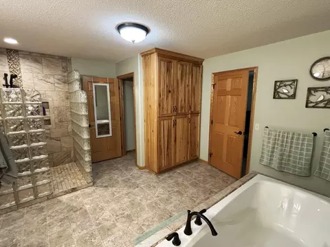Bath - 3807 N Eagle Rd, Willmar, MN 56201 photo 5 of 9