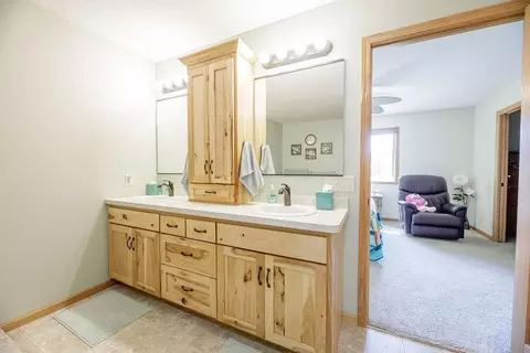 Bath - 3807 N Eagle Rd, Willmar, MN 56201 photo 7 of 9