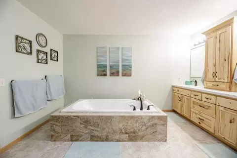 Bath - 3807 N Eagle Rd, Willmar, MN 56201 photo 8 of 9