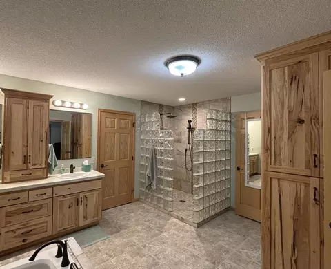 Bath - 3807 N Eagle Rd, Willmar, MN 56201 photo 3 of 9