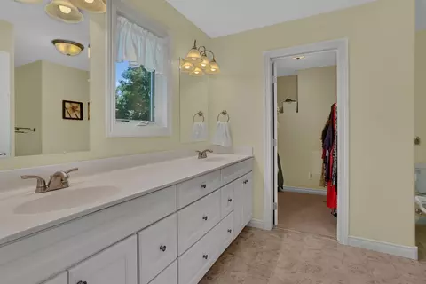 Bath - 7585 12th St NW, Willmar, MN 56201 photo 2 of 5