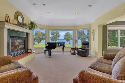 Living - 7585 12th St NW, Willmar, MN 56201 photo 2 of 5