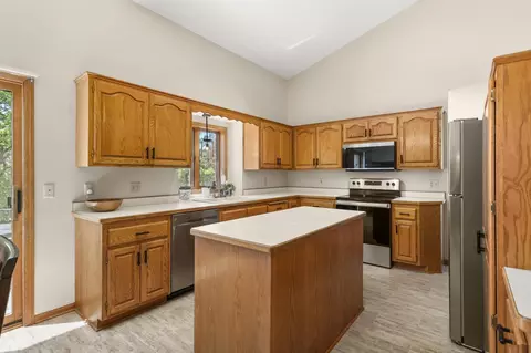 11525 Pondview Ct, Champlin, MN 55316 photo 9