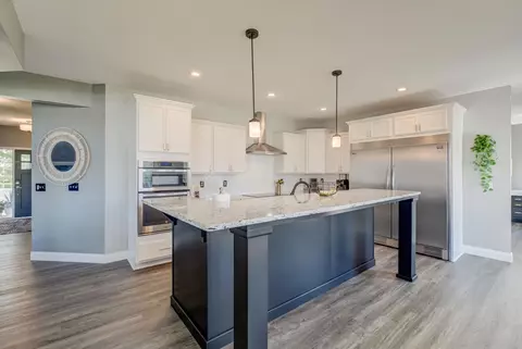 5204 Porchlight Bay Bay, Woodbury, MN 55129