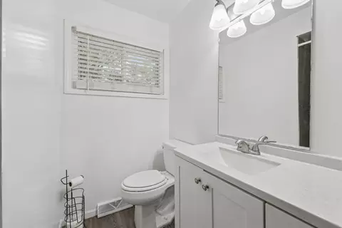 Bath - 1122 12th Ave SE, Saint Cloud, MN 56304 photo 1 of 2