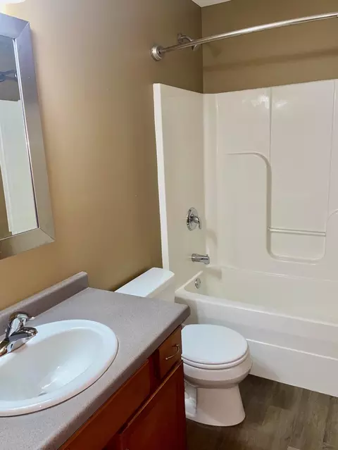Bath - 1905 20th St SW, Austin, MN 55912 photo 1 of 4