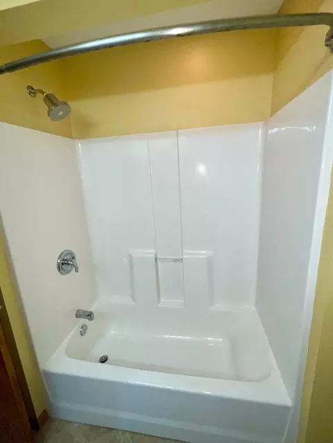 Bath - 1905 20th St SW, Austin, MN 55912 photo 4 of 4