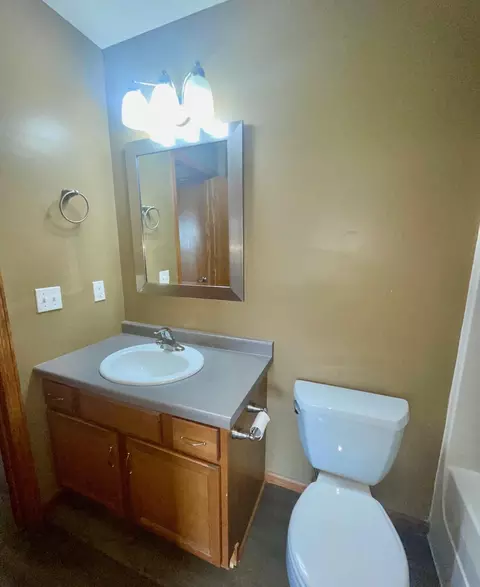 Bath - 1905 20th St SW, Austin, MN 55912 photo 2 of 4