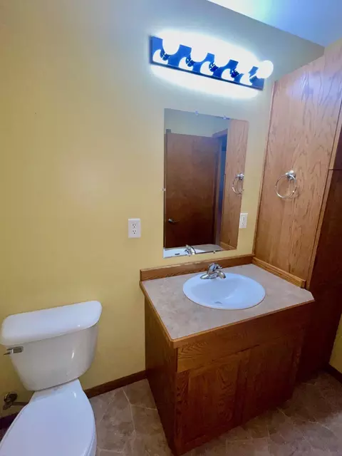 Bath - 1905 20th St SW, Austin, MN 55912 photo 3 of 4