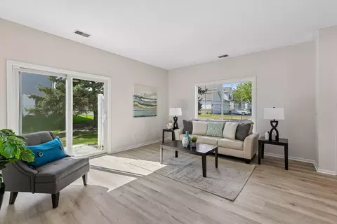 1336 Yorkshire Ln, Shakopee, MN 55379