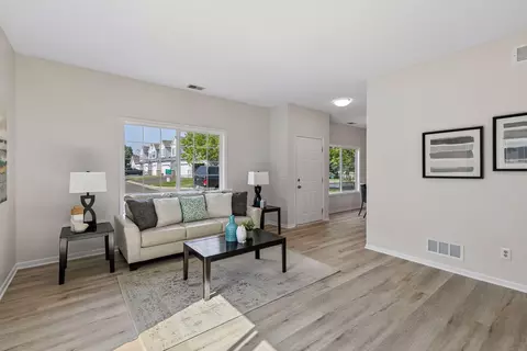 1336 Yorkshire Ln, Shakopee, MN 55379