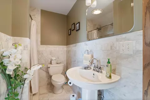 Bath - 4 Lakeside Ct, Duluth, MN 55804 photo 2 of 8