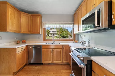 Kitchen - 4 Lakeside Ct, Duluth, MN 55804 photo 1 of 3
