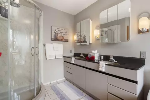 Bath - 4 Lakeside Ct, Duluth, MN 55804 photo 6 of 8