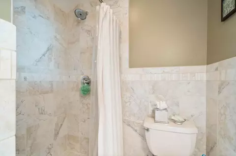Bath - 4 Lakeside Ct, Duluth, MN 55804 photo 3 of 8