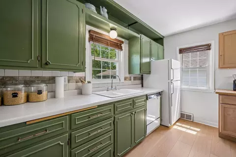 Kitchen - 405 4th Ave SE, Milaca, MN 56353 photo 3 of 5