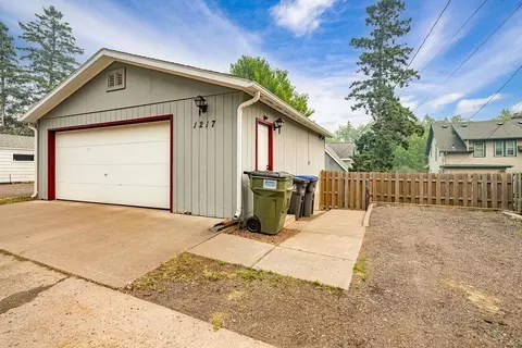 Exterior - 1217 E 10th St, Duluth, MN 55805 photo 4 of 7