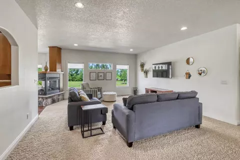 Living - 7013 Maple Ln, Horace, ND 58047 photo 2 of 14