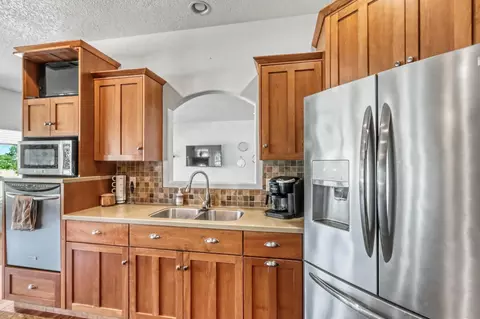 Kitchen - 7013 Maple Ln, Horace, ND 58047 photo 6 of 11