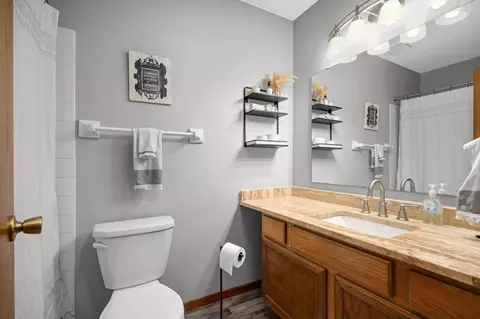 Bath - 4089 Pennsylvania Ave, Eagan, MN 55123 photo 2 of 3