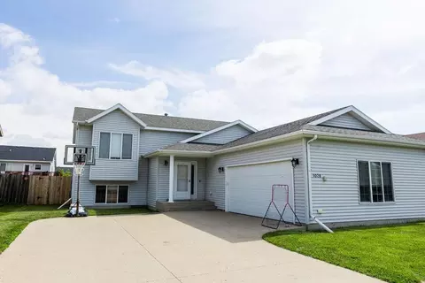1028 39 Ave W, West Fargo, ND 58078